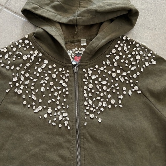 New without tags 
Twisted Heart 
Khaki Green Hoodie Size Small - Picture 3 of 4